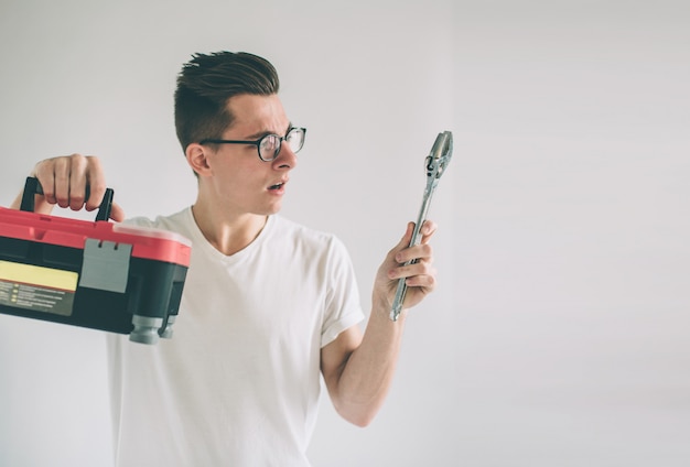 Foto o homem está usando óculos não sabe usar ferramentas