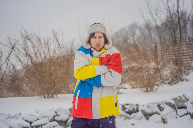 O homem estava muito congelado no inverno sob a neve Problemas de inverno