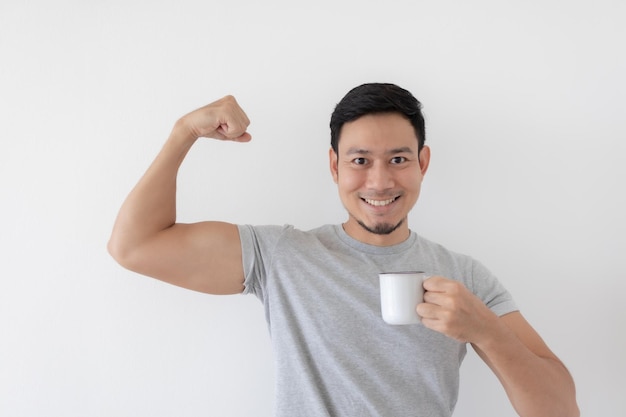 O homem feliz bebe água saudável do copo branco isolado no fundo branco