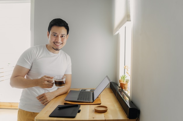 O homem feliz do freelancer está trabalhando em seu portátil. conceito de trabalhos criativos freelance.