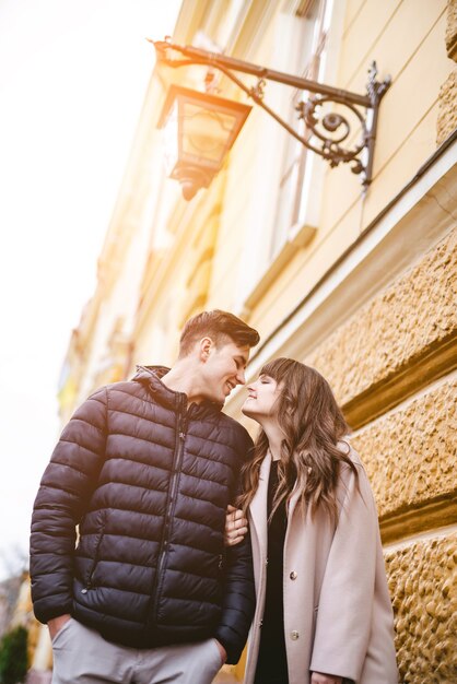 O homem feliz e a mulher ficam na rua