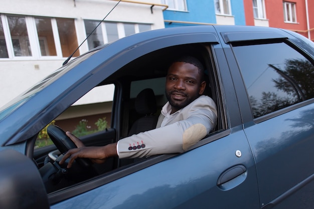 O homem feliz no carro