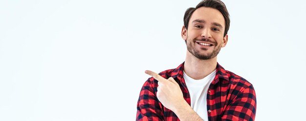 Foto o homem gesticulando no fundo branco