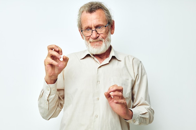 O homem idoso usa óculos em camisas isoladas de fundo