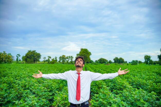 O homem indiano gosta da natureza