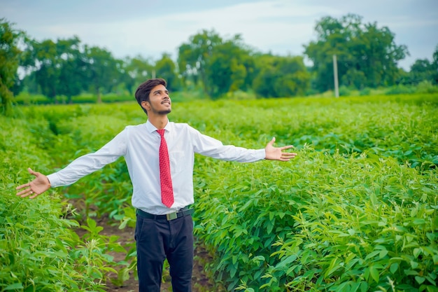 O homem indiano gosta da natureza