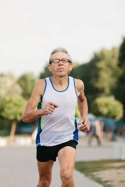 O homem mais velho está empenhado em correr ao ar livre. Foto de alta qualidade