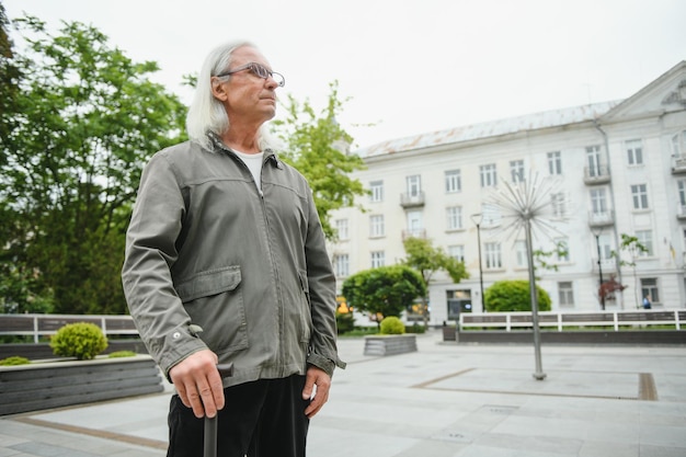 O homem mais velho se diverte no parque