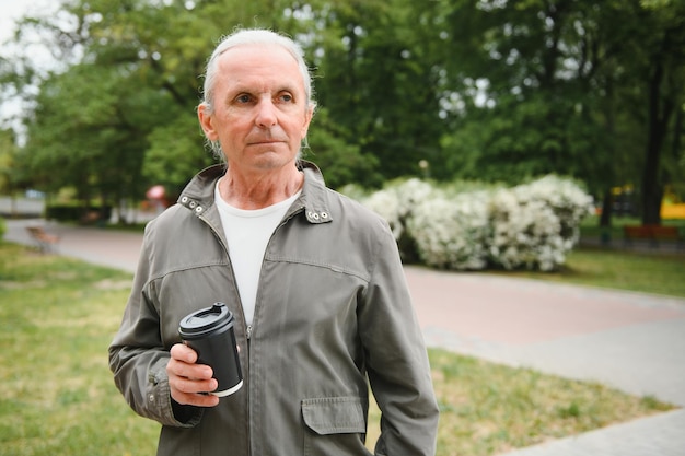 O homem mais velho se diverte no parque