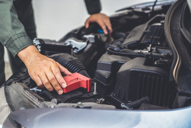 O homem mecânico está consertando o motor