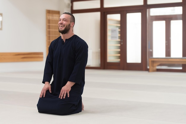 O homem muçulmano adulto está rezando na mesquita