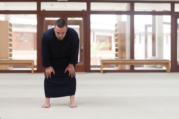 O homem muçulmano está rezando na mesquita