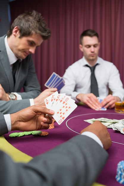 O homem na mesa de poker tem flush real