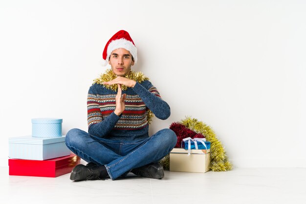 O homem novo no dia de Natal chocou apontar com indicadores para um espaço da cópia.