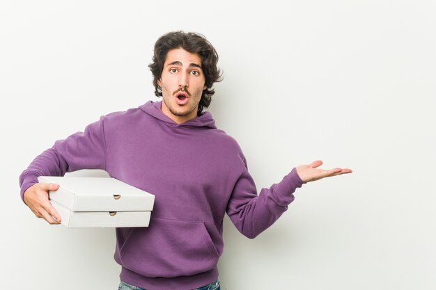 O homem novo que guarda o pacote das pizzas imprimiu guardar o espaço da cópia na palma.
