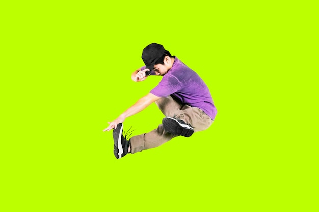 O homem pula durante a execução de break dance no estúdio