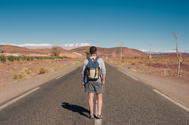 o homem que decidiu viajar de carona