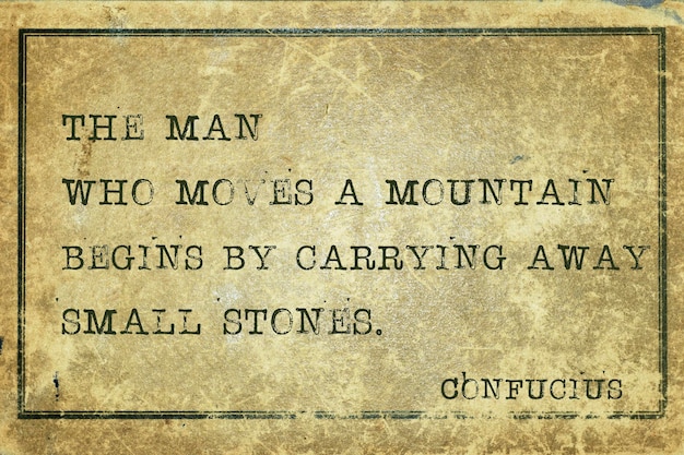 O homem que move montanhas - citação do antigo filósofo chinês Confúcio impressa em papelão grunge vintage