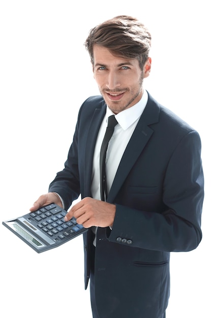Foto o homem sorri e conta na calculadora o débito e o crédito