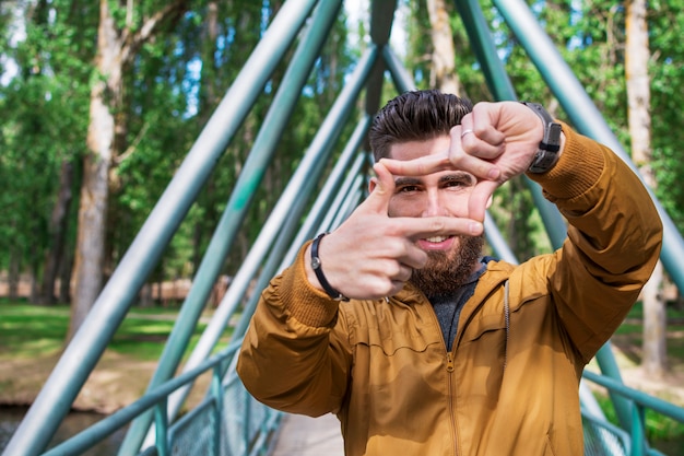 Foto o homem sorri para a câmera