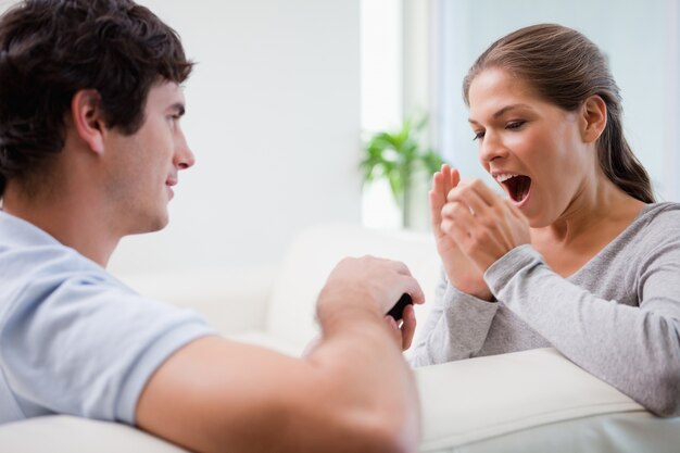 O homem surpreende sua namorada com uma proposta