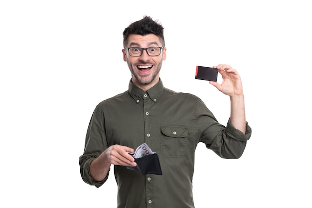 Foto o homem surpreso transfere dinheiro para o cartão tiro de estúdio do homem indo para transferir o método de pagamento de dinheiro