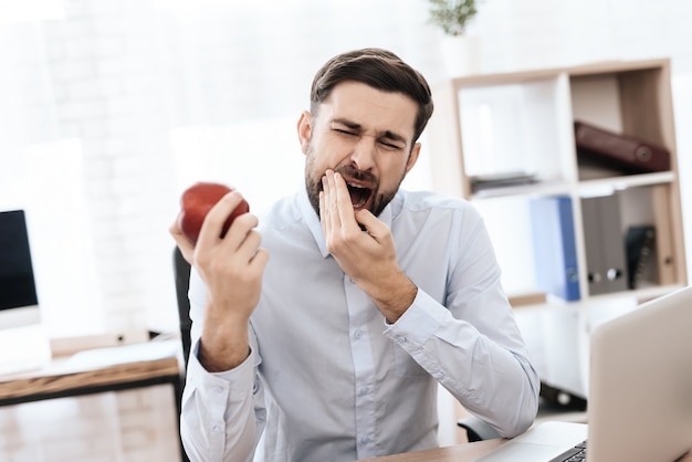 O homem tem uma dor de dente.