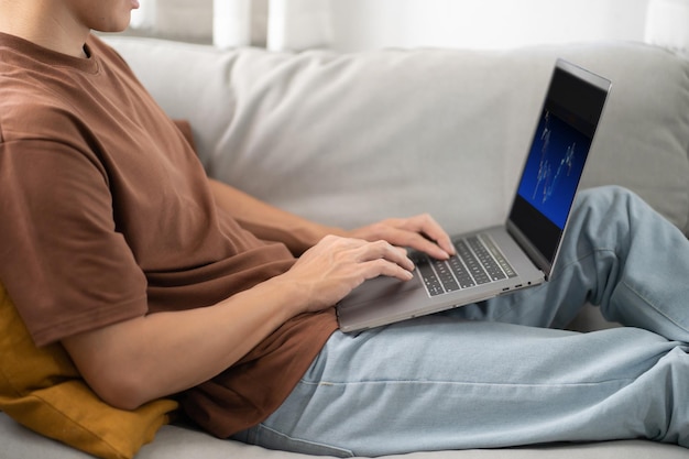 O homem trabalha em casa, trabalha on-line no laptop Empresário asiático trabalhando no conceito de negócios on-line com reunião on-line de laptop de distanciamento social