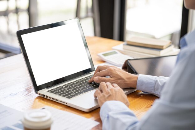 O homem trabalha em casa, trabalha on-line no laptop, empresário, trabalhando o conceito de negócios on-line com reunião on-line de laptop de distanciamento social