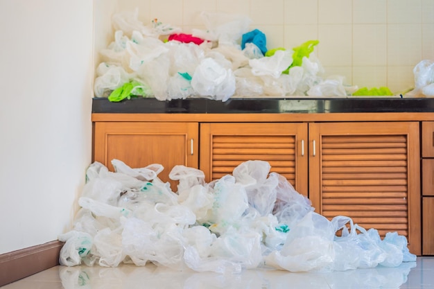 O homem usou muitos sacos plásticos que encheram toda a cozinha Conceito de desperdício zero O conceito do Dia Mundial do Meio Ambiente