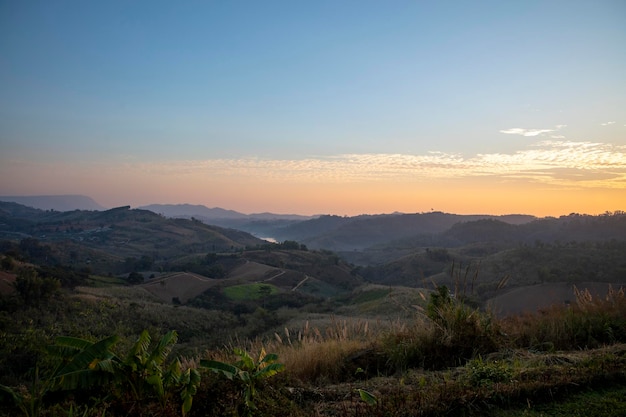 O horário da manhã e a vista da montanha da paisagem em khao kho na tailândia