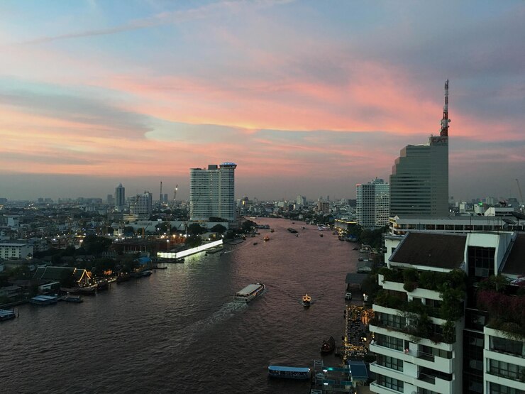 Foto o horizonte da cidade ao pôr do sol