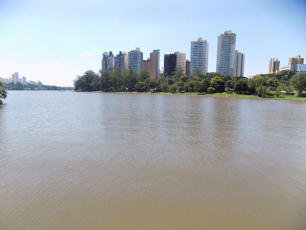 Foto o horizonte da cidade com o rio no fundo