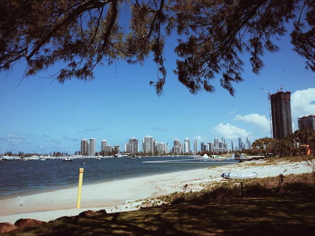 Foto o horizonte da cidade contra o céu azul