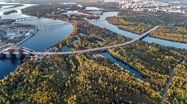 Foto o horizonte da cidade de kiev e o rio dnipro, vista aérea de drone acima das pontes de kiev e do rio dnieper