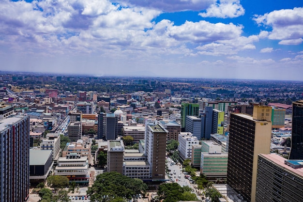 O horizonte da cidade de Nairobi, o condado, os arranha-céus, a capital do Quênia, a África Oriental, as vistas panorâmicas do KICC.