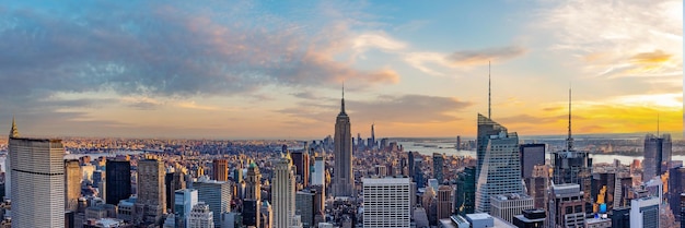 Foto o horizonte da cidade de nova york do topo do telhado com arranha-céus urbanos ao pôr do sol nova york eua imagem panorâmica