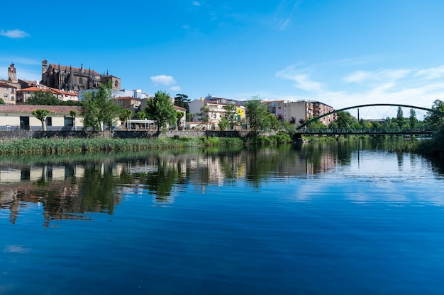 O horizonte da cidade de Plasencia com o rio Jerte em primeiro plano e a catedral