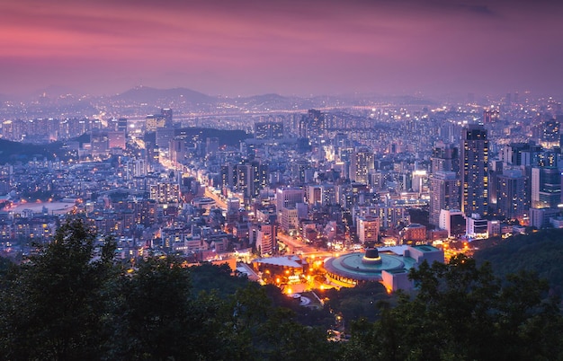 O horizonte da cidade de Seul e o centro da cidade e o arranha-céu à noite são a melhor vista e a bela Coreia do Sul