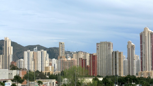 O horizonte da cidade por montanha contra o céu