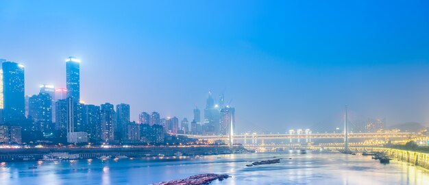 O horizonte da visão noturna da arquitetura urbana de chongqing