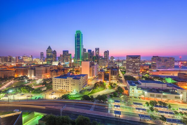 Foto o horizonte de dallas, texas, eua, ao anoitecer