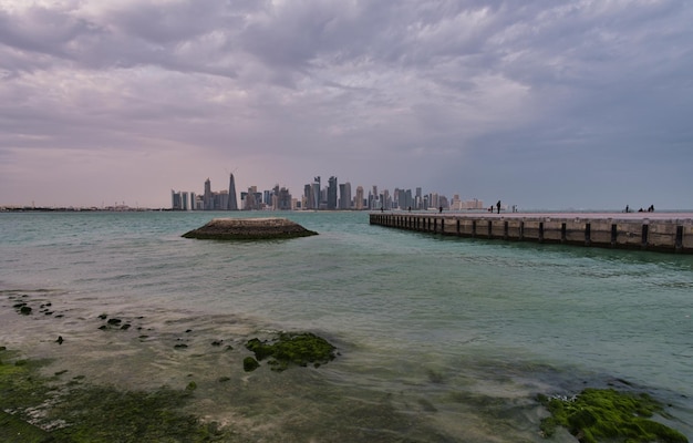 Foto o horizonte de doha a partir do calçadão da corniche à tarde, foto de grande ângulo