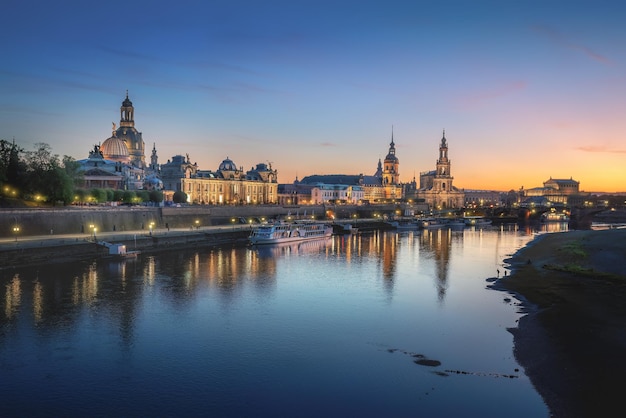 Foto o horizonte de dresden com o rio elba ao pôr-do-sol dresden saxônia alemanha