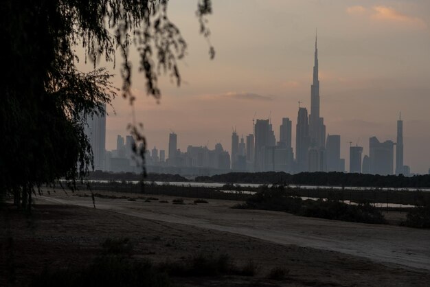 Foto o horizonte de dubai a partir de ras al khor, emirados árabes unidos