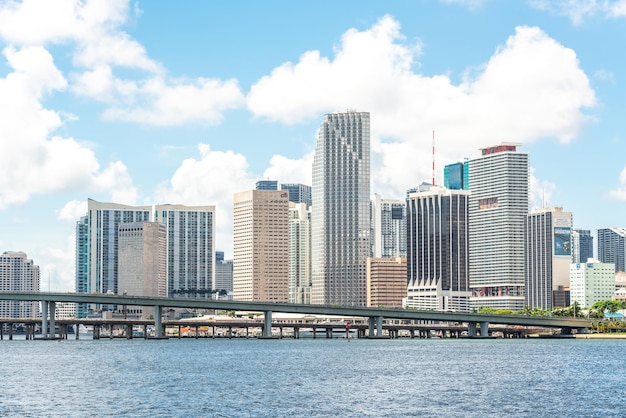 O horizonte de miami com arranha-céus, céu azul e ponte.