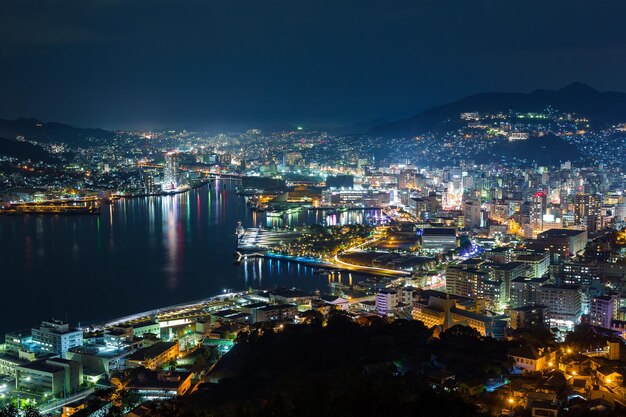 Foto o horizonte de nagasaki à noite