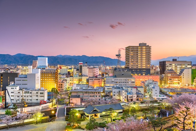 O horizonte do centro da cidade de Kofu, no Japão, ao anoitecer