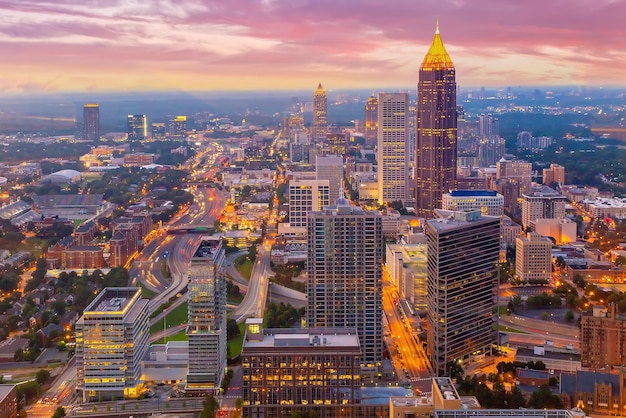 O horizonte do centro de Atlanta, paisagem urbana dos EUA