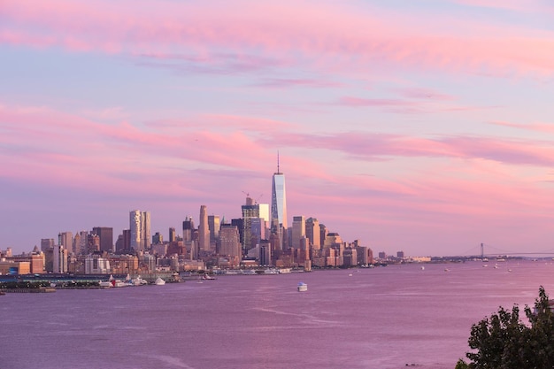 O horizonte do centro de Manhattan ao pôr do sol